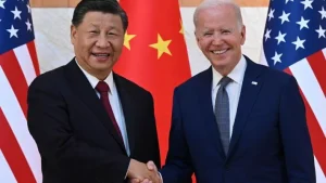 La prima stretta di mano fra Joe Biden e Xi Jinping